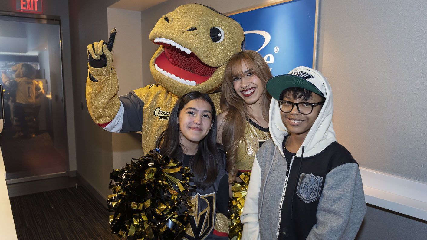 Students meet the Mascot